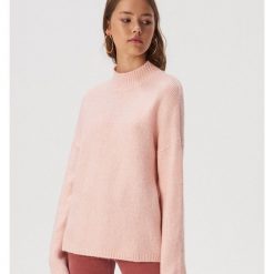 Luźny sweter z golfem - Różowy. Różowe swetry damskie Sinsay, s, bez wzorów, bez rękawów. W wyprzedaży za 49,99 zł.