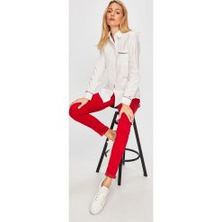 Tommy Hilfiger - Koszula. Białe bluzki damskie TOMMY HILFIGER, bez wzorów, z bawełny, bez kołnierzyka, z długim rękawem. Za 429,90 zł.