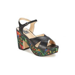 Sandały Love Moschino JA16219E0KJE100A. Sandały damskie Love Moschino, bez wzorów, bez obcasa, bez zapięcia. W wyprzedaży za 551,40 zł.