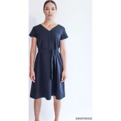 SIMPLICITY DEEP NAVY granatowa sukienka. Niebieskie sukienki hiszpanki Pakamera, na co dzień, midi, trapezowe. Za 450,00 zł.