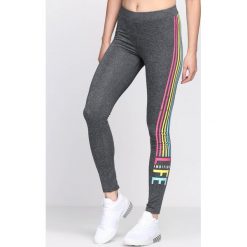Ciemnoszare Legginsy Adventitious. Szare legginsy we wzory Born2be, m, z materiału. Za 9,99 zł.