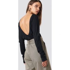NA-KD Basic Top z długim rękawem i odkrytymi plecami - Black. Czarne topy damskie marki NA-KD Basic, bez wzorów, z bawełny, z okrągłym kołnierzem. Za 72,95 zł.