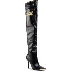 Muszkieterki VERSACE JEANS COUTURE - E0VUBS02 71157 899. Czarne kozaki damskie Versace Jeans Couture, z jeansu, bez obcasa, bez zapięcia. W wyprzedaży za 1119,00 zł.