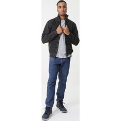 Czarna Bluza Ankona. Czarne bluzy męskie Born2be, xl, bez wzorów, z dzianiny, ze stójką, bez rękawów, długie, bez kaptura. Za 129,99 zł.