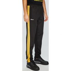 Ellesse - Spodnie. Czarne spodnie męskie marki Ellesse, na co dzień, xl, bez wzorów, z bawełny, casualowe. W wyprzedaży za 179,90 zł.