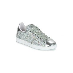 Buty Victoria TENIS GLITTER. Niebieskie trampki i tenisówki damskie Victoria, bez wzorów, bez zapięcia. Za 247,20 zł.