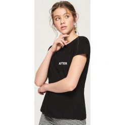 T-shirt z kieszenią - Czarny. Czarne t-shirty damskie Sinsay, l. Za 19,99 zł.