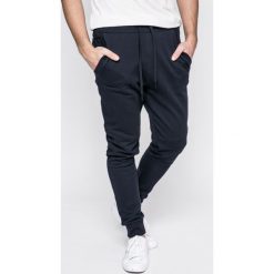 Calvin Klein Jeans - Spodnie. Szare jeansy męskie z dziurami marki Calvin Klein Jeans, z aplikacjami, z bawełny. Za 499,90 zł.