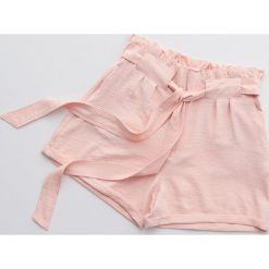 Szorty high waist z paskiem - Różowy. Różowe szorty damskie Cropp, bez wzorów, z podwyższonym stanem. W wyprzedaży za 48,99 zł.