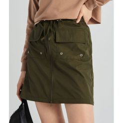 Spódnica z kieszeniami cargo - Khaki. Brązowe spódniczki damskie Sinsay, s, bez wzorów. Za 39,99 zł.