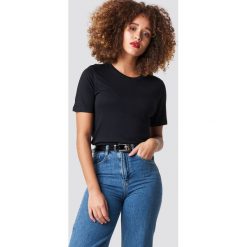 NA-KD Basic T-shirt basic z okrągłym dekoltem - Black. Czarne t-shirty damskie marki NA-KD Basic, bez wzorów, z dzianiny, klasyczne, z okrągłym kołnierzem. Za 52,95 zł.