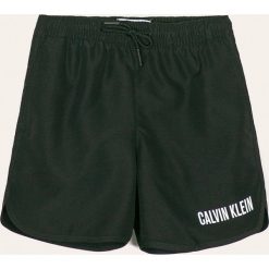 Calvin Klein - Szorty kąpielowe dziecięce 128-176 cm. Czerwone spodenki chłopięce Calvin Klein, bez wzorów, z poliesteru. W wyprzedaży za 159,90 zł.