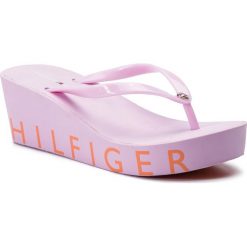 Japonki TOMMY HILFIGER - Hilfiger Wedge Beach Sandal FW0FW04057 Pink Lavender 518. Różowe klapki damskie TOMMY HILFIGER, bez wzorów, z tworzywa sztucznego, bez obcasa, na obcasie. W wyprzedaży za 139,00 zł.
