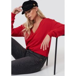 NA-KD Basic Bluza basic z dekoltem V - Red. Czerwone bluzy damskie marki NA-KD Basic, bez wzorów, bez rękawów, bez kaptura. W wyprzedaży za 50,47 zł.