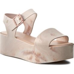 Sandały MELISSA - Mar Ad 31686 Nude 52900. Brązowe klapki damskie Melissa, bez wzorów, z tworzywa sztucznego, bez obcasa, na obcasie. W wyprzedaży za 219,00 zł.