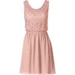 Sukienka bonprix stary jasnoróżowy. Różowe sukienki damskie bonprix, na imprezę, na lato, w koronkowe wzory, z koronki, eleganckie, z okrągłym kołnierzem, bez rękawów. Za 89,99 zł.