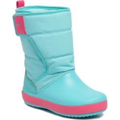 Śniegowce CROCS - Lodgepoint Snow Boot K 204660 Ice Blue/Pool. Niebieskie śniegowce dziewczęce Crocs, bez zapięcia. W wyprzedaży za 189,00 zł.
