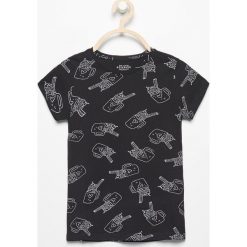T-shirt z kontrastowym nadrukiem - Czarny. Czarne t-shirty chłopięce marki Reserved, z nadrukiem, z kontrastowym kołnierzykiem. W wyprzedaży za 9,99 zł.