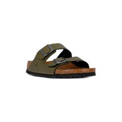 Klapki Birkenstock ARIZONA PULL UP OLIVE. Zielone klapki damskie marki Birkenstock, bez wzorów, bez obcasa. Za 376,35 zł.