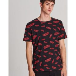 T-shirt Stranger Things - Czarny. Czarne t-shirty męskie Reserved, xl, bez wzorów, bez kołnierzyka. Za 59,99 zł.