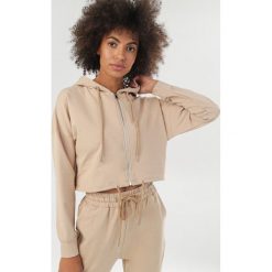 Beżowa Bluza Ynisevera. Brązowe bluzy damskie Born2be, s, bez wzorów, bez rękawów, bez kaptura. Za 109,99 zł.