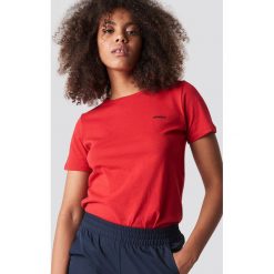 NA-KD T-shirt basic Saint - Red. Czerwone t-shirty damskie marki NA-KD, z nadrukiem, z materiału, z okrągłym kołnierzem. W wyprzedaży za 21,88 zł.