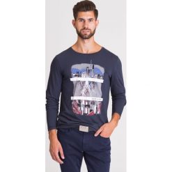 GRANATOWY LONGSLEEVE AUSTIN JOOP! JEANS. Niebieskie t-shirty męskie xl, z nadrukiem, z bawełny, z okrągłym kołnierzem. Za 149,50 zł.