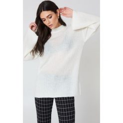 Swetry oversize damskie: NA-KD Dzianinowy sweter z szerokim rękawem – Offwhite