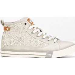 Sneakersy Mustang bonprix jasnoszary. Szare sneakersy damskie bonprix, z koronki. Za 239,99 zł.