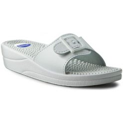 Klapki SCHOLL - New Massage F20054 1065 360 White. Białe klapki damskie Scholl, w paski, ze skóry ekologicznej, bez obcasa, na koturnie. Za 120,00 zł.