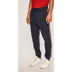 Guess Jeans - Spodnie. Szare spodnie męskie Guess Jeans, xl, z aplikacjami, z bawełny. W wyprzedaży za 249,90 zł.
