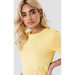 NA-KD Basic T-shirt basic - Yellow. Żółte t-shirty damskie marki NA-KD Basic, bez wzorów, z bawełny, z okrągłym kołnierzem. W wyprzedaży za 26,47 zł.