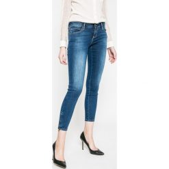 Guess Jeans - Jeansy Marylin 3 Zip. Niebieskie jeansy damskie Guess Jeans, z aplikacjami, z elastanu, z obniżonym stanem. W wyprzedaży za 479,90 zł.