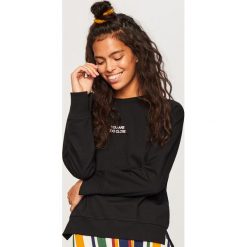 Bluza z napisem - Czarny. Czarne bluzy rozpinane damskie Reserved, l, z napisami. Za 59,99 zł.