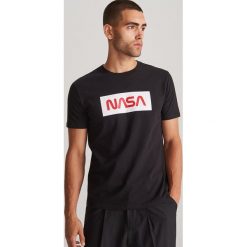 T-shirt z nadrukiem NASA - Czarny. Czarne t-shirty męskie Reserved, s, z nadrukiem, bez kołnierzyka. Za 49,99 zł.
