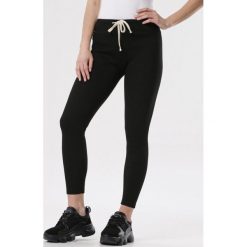 Czarne Legginsy Kallikea. Czarne legginsy damskie Born2be, s, bez wzorów. W wyprzedaży za 39,99 zł.
