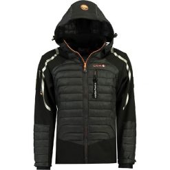 Kurtka softshellowa w kolorze czarnym. Czarne kurtki męskie Canadian Peak, xxl, z aplikacjami, bez kaptura. W wyprzedaży za 239,95 zł.