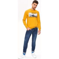 Bluza z nadrukiem. Żółte bluzy męskie Top Secret, na lato, xl, z nadrukiem, z dzianiny, eleganckie, bez kołnierzyka, bez rękawów, bez kaptura. W wyprzedaży za 49,99 zł.