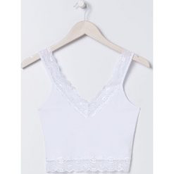 Krótki top z koronką -. Topy damskie Sinsay, xs, w koronkowe wzory, z koronki, bez kołnierzyka. Za 14,99 zł.
