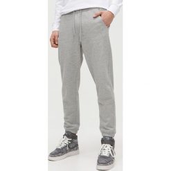 Joggery basic - Jasny szary. Szare spodnie męskie Cropp, s, bez wzorów. Za 69,99 zł.