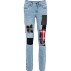 Dżinsy z łatami bonprix jasnoniebieski "bleached". Niebieskie jeansy damskie bonprix. Za 59,99 zł.