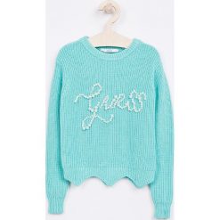 Guess Jeans - Sweter dziecięcy 118-175 cm. Niebieskie swetry dziewczęce z aplikacjami, z bawełny, z okrągłym kołnierzem, krótkie. W wyprzedaży za 139,90 zł.