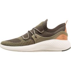 Timberland FLYROAM GO OXFORD Sneakersy niskie grape leaf. Brązowe sneakersy męskie Timberland, bez zapięcia. W wyprzedaży za 471,20 zł.