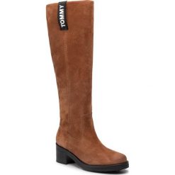 Kozaki TOMMY JEANS - Pin Logo Long Biker Boot EN0EN00676 Winter Cognac GVI. Pomarańczowe kozaki damskie Tommy Jeans, z jeansu, przed kolano, na wysokim obcasie, na obcasie, bez zapięcia. W wyprzedaży za 469,00 zł.