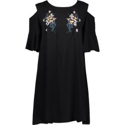 Sukienka w kolorze czarnym. Czarne sukienki damskie SUNSHINE, z haftami, z bawełny, z okrągłym kołnierzem, bez rękawów, midi. W wyprzedaży za 65,95 zł.