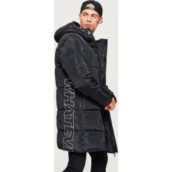 Pikowany płaszcz z kolekcji WHATEVER - Czarny. Czarne bez kategorii marki Cropp, s. Za 329,99 zł.