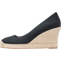 J.CREW SEVILLE Czółenka na koturnie black. Czarne koturny damskie marki J.CREW, bez wzorów, ze skóry, bez obcasa, na koturnie. Za 639,00 zł.