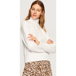 Sweter z perełkami - Kremowy. Białe swetry klasyczne damskie marki Reserved, s. W wyprzedaży za 49,99 zł.
