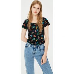 Koszulka z krótkim rękawem i hawajskimi motywami. Czarne t-shirty damskie marki Pull&Bear. Za 29,90 zł.