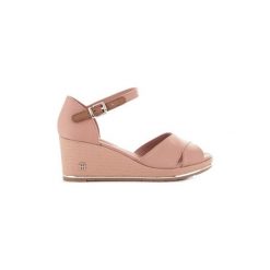 Sandały Tommy Hilfiger FW04077. Brązowe sandały damskie TOMMY HILFIGER, bez wzorów, bez obcasa, bez zapięcia. Za 409,26 zł.